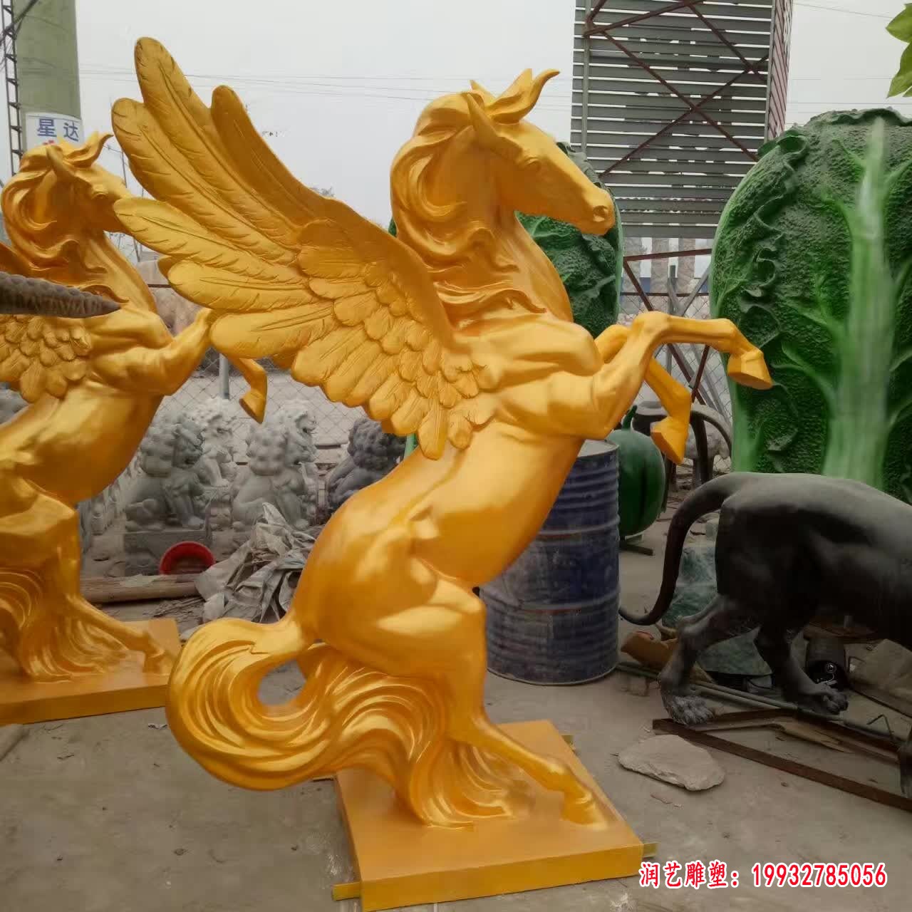 黄铜色马广场雕塑 (1)