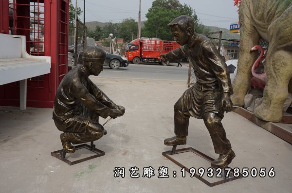 抽陀螺铜雕 (1)