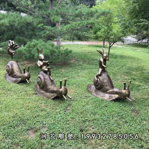 在蜗牛背上摆姿势的兔子铜雕 (1)