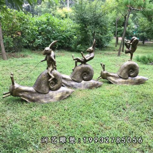 在蜗牛背上摆姿势的兔子铜雕 (2)