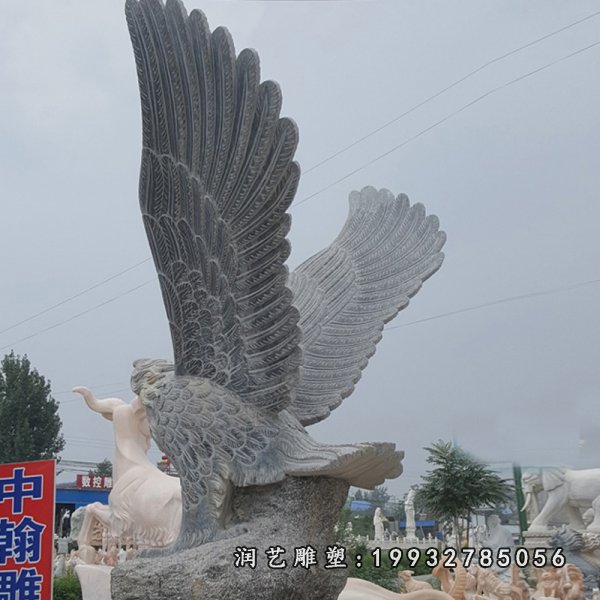 青石展翅雄鹰   石雕公园动物雕塑