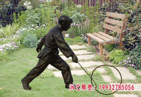 推铁圈人物铜雕
