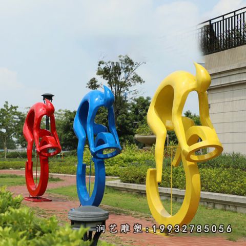 草坪玻璃钢骑车雕塑
