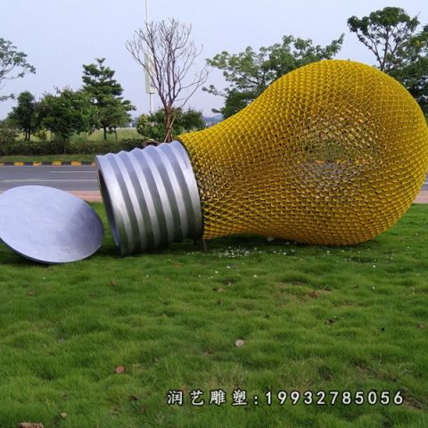草坪不锈钢灯泡雕塑
