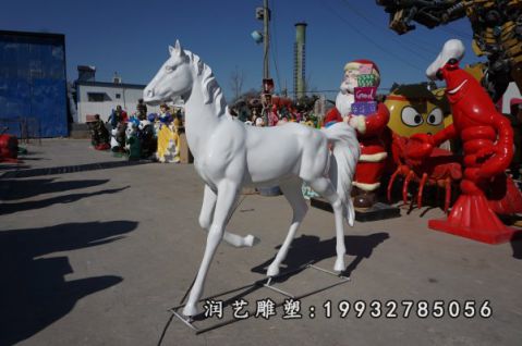 广场玻璃钢马雕塑