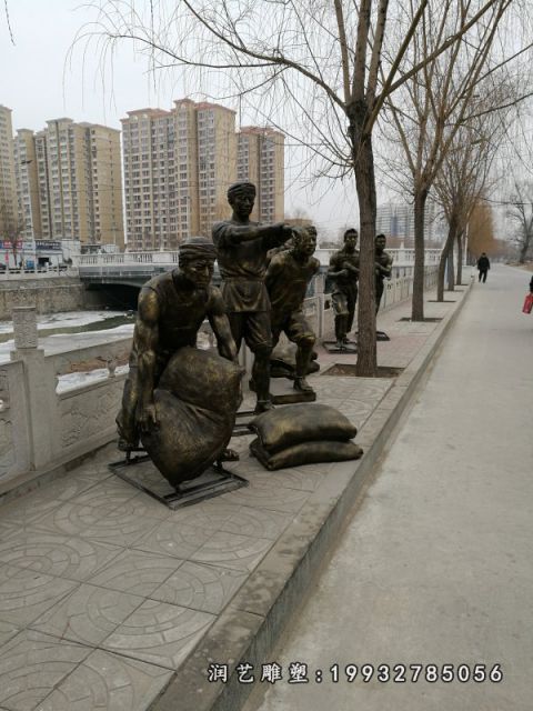 搬东西小品人物铜雕