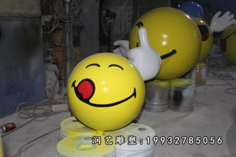 草坪玻璃钢笑脸雕塑