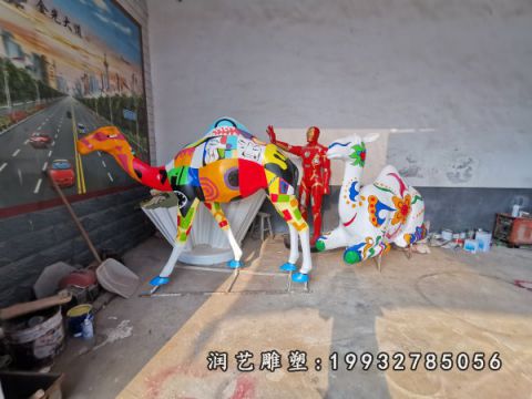 玻璃钢草坪骆驼雕塑