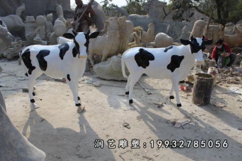 小区玻璃钢奶牛雕塑