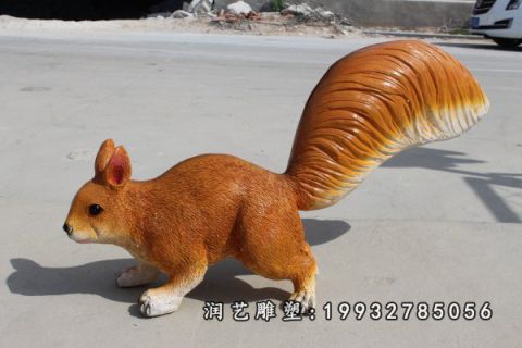 草坪玻璃钢松鼠雕塑