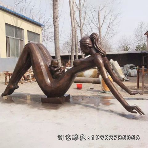 草坪母子人物铜雕