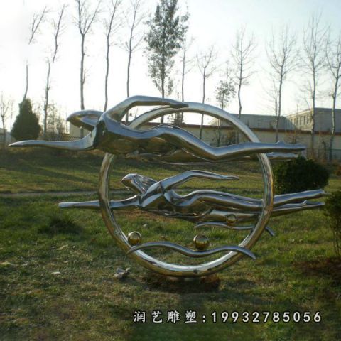 草坪不锈钢游泳雕塑