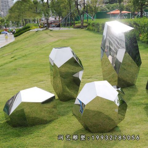 不锈钢草坪景观石雕塑