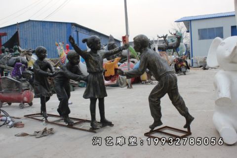 小区老鹰捉小鸡铜雕
