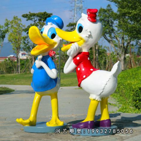 草坪玻璃钢唐老鸭卡通雕塑