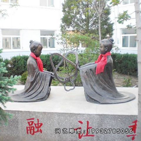 草坪孔融让梨铜雕