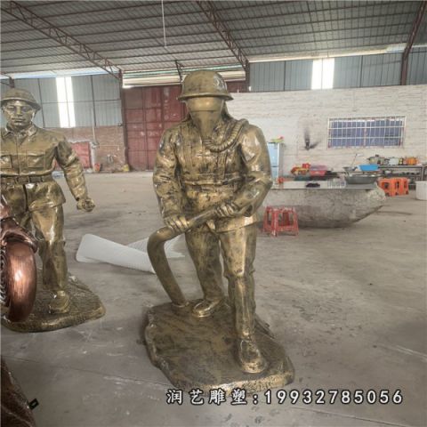 草坪人物消防铜雕
