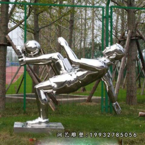 草坪不锈钢踢球雕塑