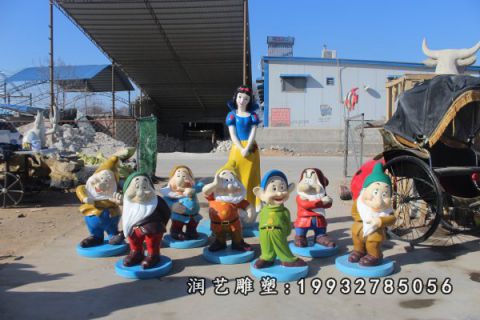 步行街玻璃钢白雪公主和小矮人雕塑