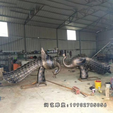 孔雀动物小区铜雕