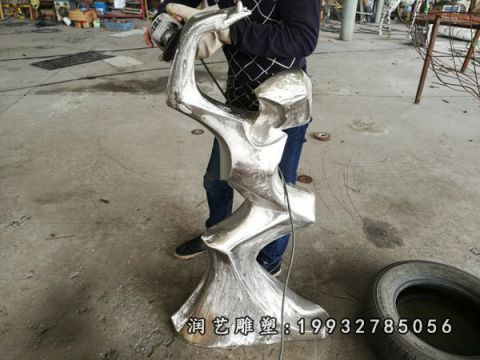 草坪不锈钢人物跳舞雕塑