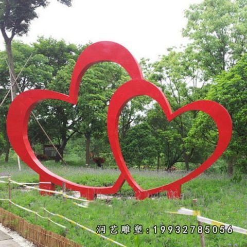 草坪不锈钢心形景观雕塑