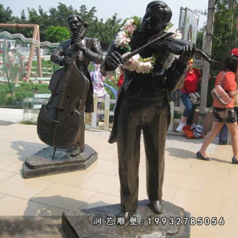 城市演奏铜雕人物